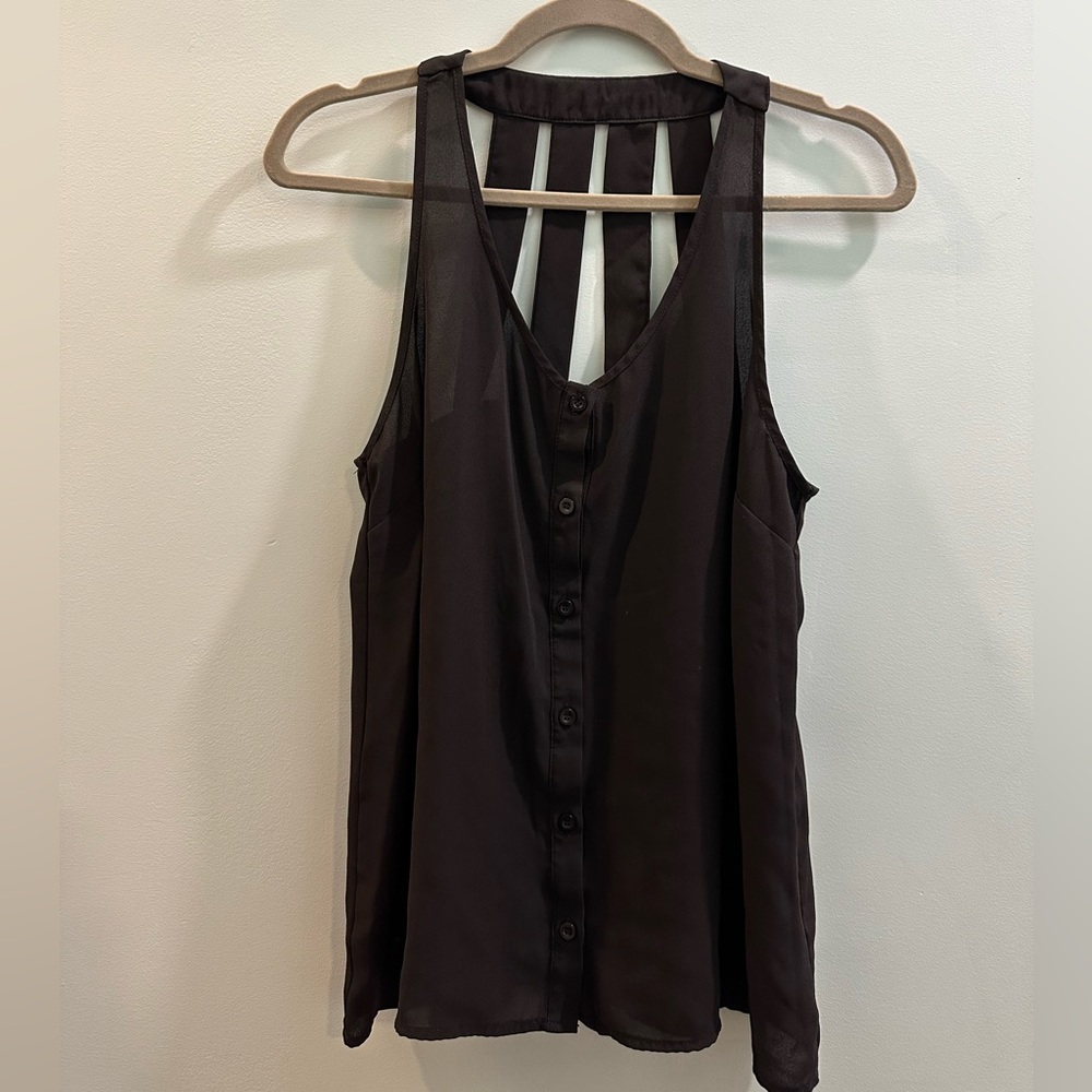 Cute top - w/ fun back accents!!